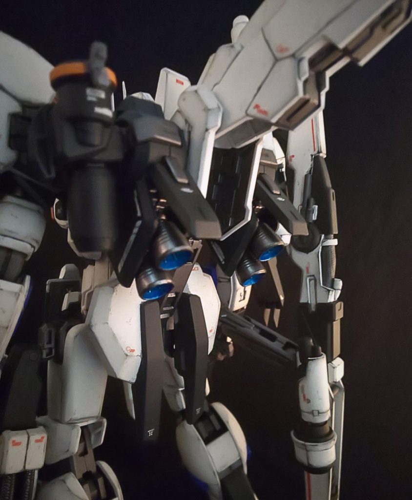 フィン・ファンネルを外した状態。バーニアはメタルカラーで塗装後にコーティングして磨いているので質感が違います。