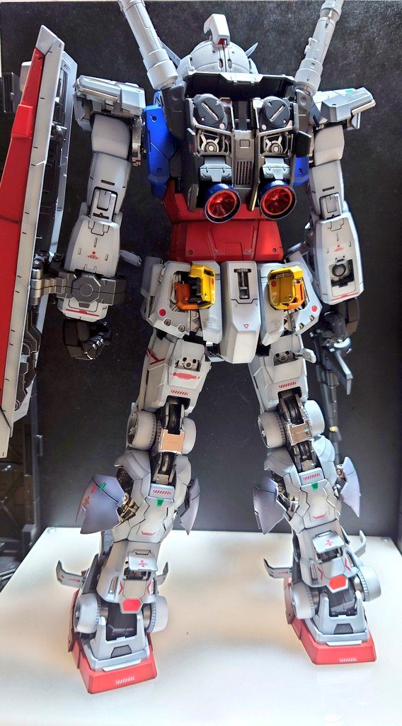 不満は全く無い!っと言いたい所ですが何箇所か①今回の新マテリアル エッチングシール、これめっちゃ貼りにくいし簡単に剥がれてきます。両面テープみたいの付けてほしかった🥲②内蔵のLEDユニット、光量はよく足らないと言われてますが十分かと。問題はとってもスイッチが押しにくいよ😭点灯時間も1分と短いから撮影大変。③いい加減に高額キットには水転写式シールつけてください🙏でも格好良いから許す