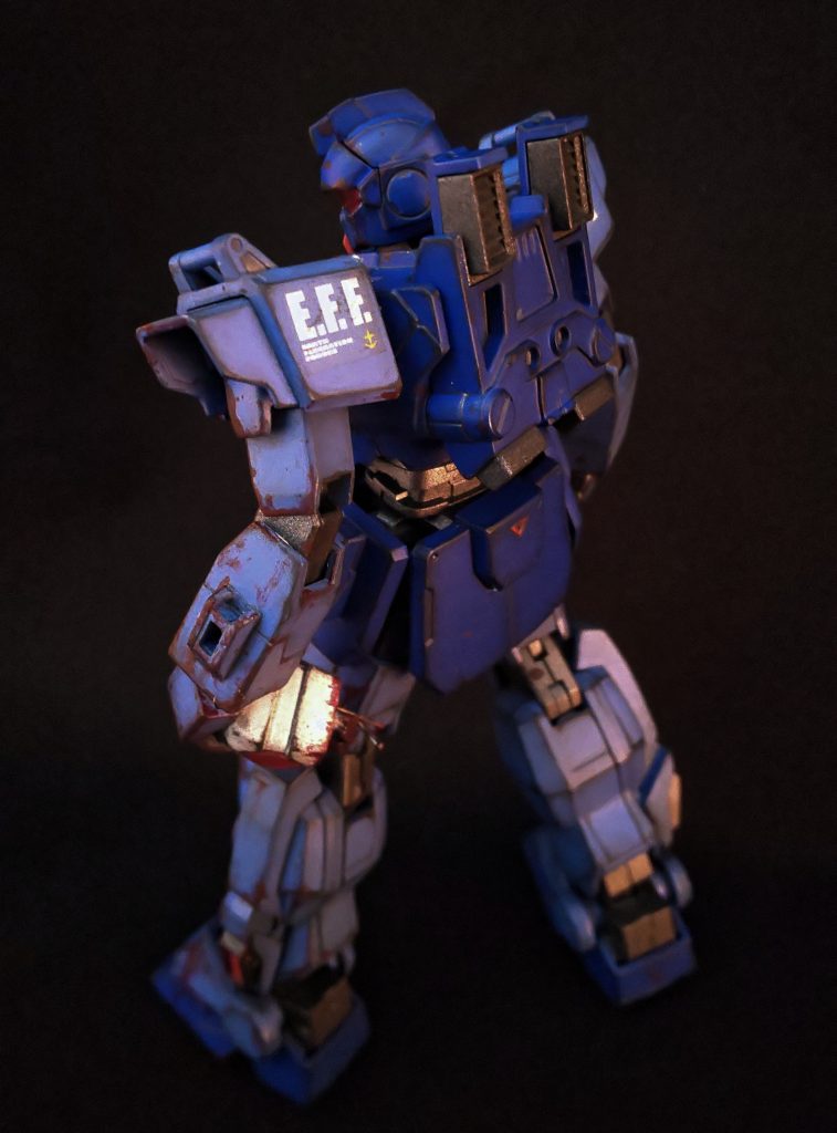 大きな改造はしてません。全体汚して左半身に返りオイルを浴びせました。同HGのジムコマンド頭を改造というより破壊して持たせてます。