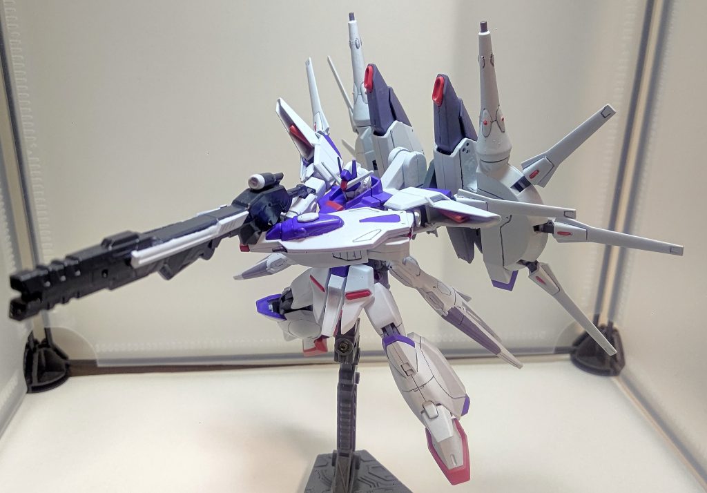 連射性と取り回しの良いライフルから火力と射程を伸ばしたロングレンジライフルへ。先端はビルドストライクの強化ビームライフルから。また、スコープと白く塗装したパーツはレジェンドのライフルから移植しました。