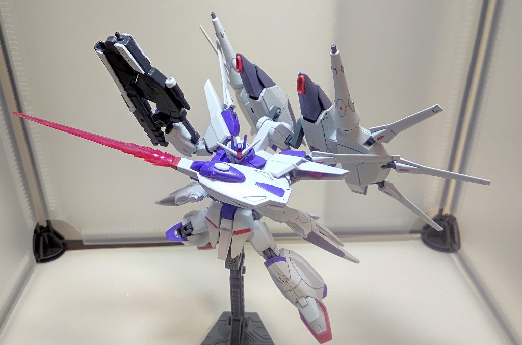 プロヴィデンスの複合防盾の改良型(という名のビームシールド発生装置をくっつけただけ)。ビームサーベルのエフェクトはジャンクパーツです。元々何に付いていたのかは不明…。結構大きいので様になります。