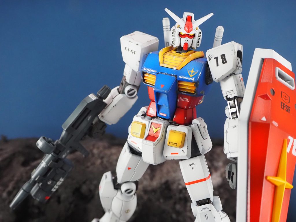 EGは優れたキットで間違いないですし、足先可動等は全ガンダムキット1、2を争うほどかと思います。ただ個人的に画像のEGガンダムシールドは厚ぼったい印象。しかしシールドとしてはそっちが正解かも、と迷います。