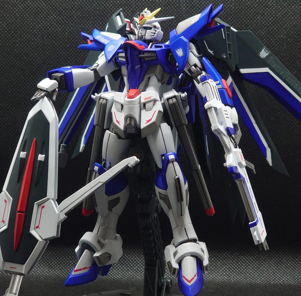 加工はほぼ未加工。拳を次元ハンドに置き換えたぐらいです。普段はガンプラ以外を作る事が多いのと、全塗装始めてまだ一年ちょいなので、何気に今回が初めてのガンプラ全塗装でした。ガンプラも幾つか詰んであるのではよ次作りたいですね。