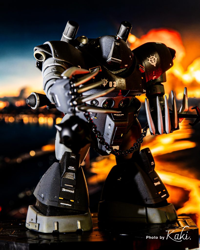 AIで生成したイラストをPCのディスプレイに写して撮影してみました。CGではないです。ガンダムハンマーが似合うと思い、ガンダムハンマーを持たせています。