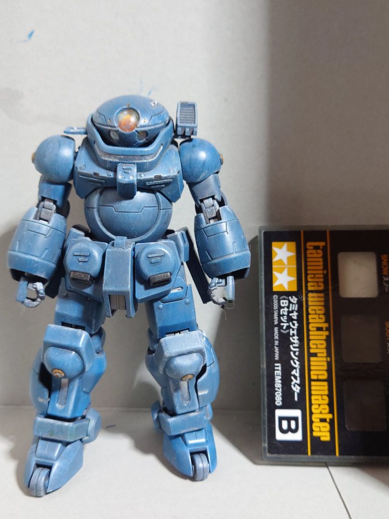 部分塗装をしてウェザリングマスターのスノーで角の陰影を強調していきますこの後はガイアのエナメル塗料で錆塗装をして仕上げました