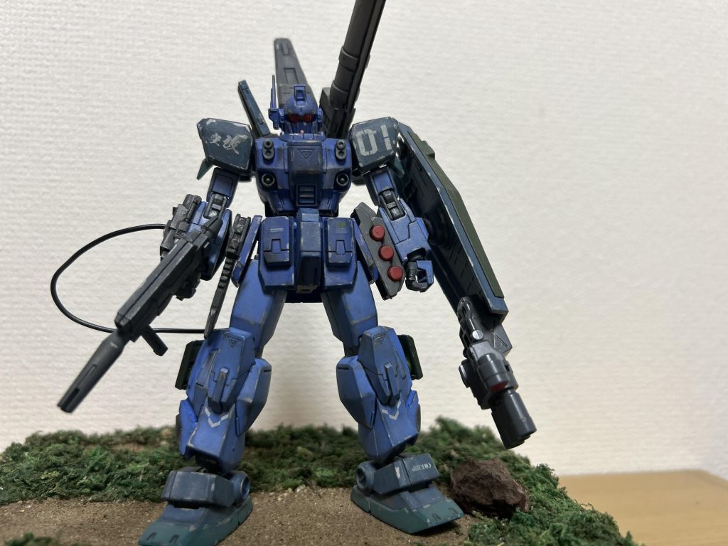 武装は比較的オーソドックスな感じ。シールドのガトリング(グフカス)とか腰のグレネード(MG FAUC)とか腕のグレネードとか肩キャノン(両方ブラックライダー)とか腰のナイフ(アスタロトリナシメント)とか色々と付け足しています。シールドの上側裏にスモーク(多分ギラドーガ)もついてます。