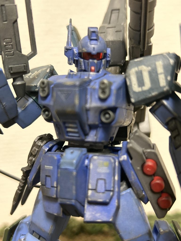 実は腰が結構細い。本来のパーツはどっか行きました。ところでこの機体、色んな部分にジョイントがありますよね。肩とかはジムⅢのやつそのまんまだし...ん？つまり…         