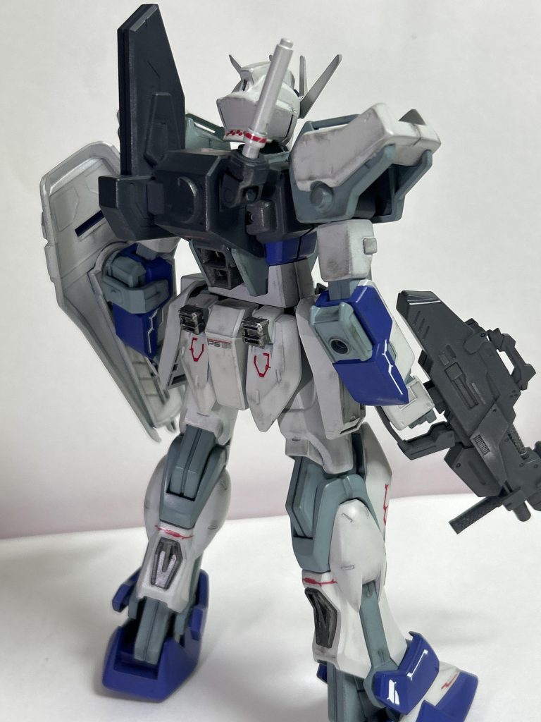 本当はソードストライクなのですが、ソードストライクとしては組まずにあくまで汎用的なパックを装備したストライクとして作成しました。ダガーとかの装備を見るに、こう言った汎用性がありそうなパックがあっても良いかと。デュエルのデータのフィードバックがあった、とかでも良いかも。……パーツ割の関係ついてくるエール用のビームサーベルの所為であるのが殆どの理由….。気が向いたら、塗装はするけど多分アップはしない……。