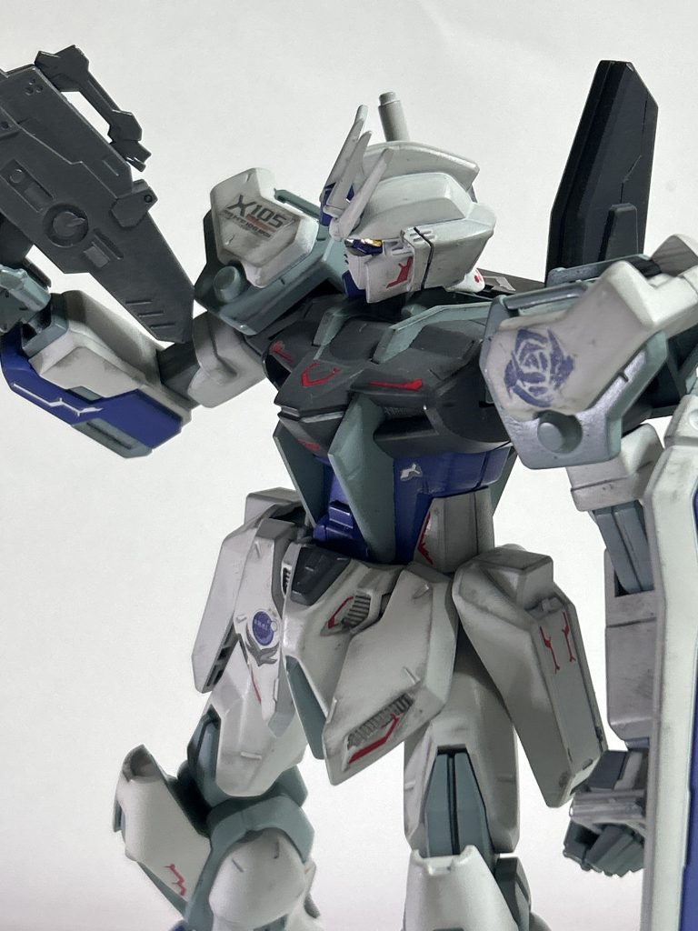 頭部。フェイス部分を後ハメしたのみ。耳の形状が最近のキットと違って三角形に近い形状なのがお気に入りポイント。胴体前面部。ほぼストレートに作成、お腹(青紫の部分)の前面のラインが少し平坦に感じた為ジャンクパーツでディテールアップ。胸の上部は最近のストライクでは薄くされて平坦にされがちだけど、旧キットは厚く全体的なラインがアールを描いている事が良き。胸がお腹のパーツに乗っかっているのもGOOD。腕もストレート。肘の曲がり角は写真の右腕くらいが限度だけど、十分許容範囲。むしろMGのが動きすぎなのでは。