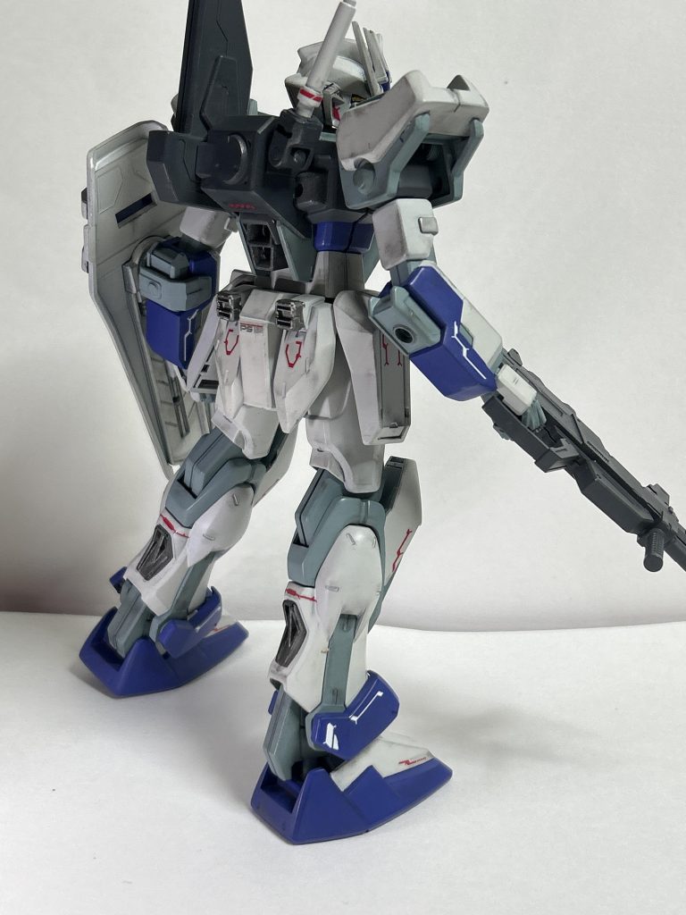 腰もそのまま。前面部のダクト部分に比べて随分とあっさり気味なダクト形状だったので適当なパーツでディテールアップ。サイドにアーマーシュナイダー入っているけど折り畳みギミックがないのが残念。足も後ハメ以外は普通に。HGCEでもそうだったけど、フレームとアーマーの分割の都合上後ハメが面倒な場所。それ以外はふくらはぎがガッチリして良き。