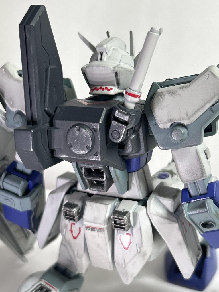 背面のスラスタも前面に比べて簡素だったので底部をくり抜いてジャンクパーツでスラスタがありますよ感を。パックは名前をベーシックストライカーとしています。ソードパックのシュベルトゲベールの懸架アームでは無くビームサーベルを懸架出来るように適当なパーツで組みました。無論、穴に差し込んだだけなので戻すのも可能。