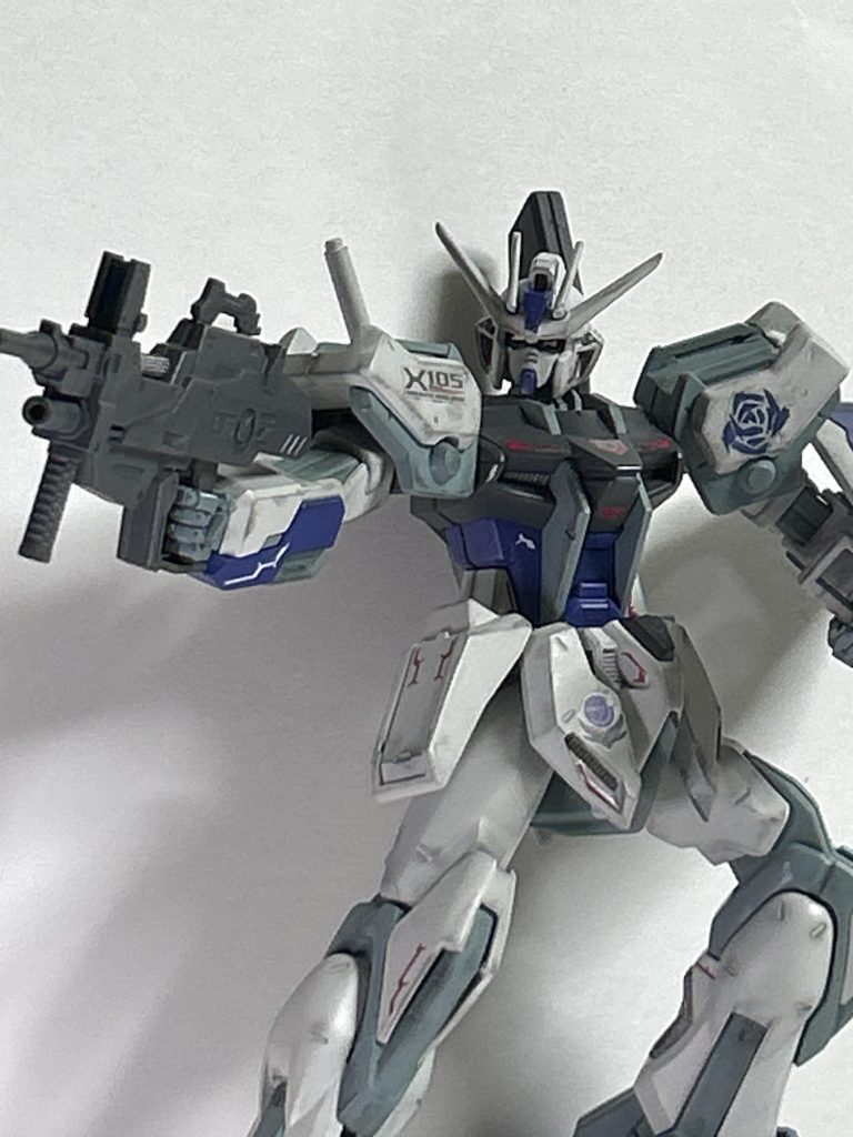 種ポーズ!ビームマシンガンは確かガンダム エースか何かの付録パーツをベースに作成です。ストライクのライフルは少し小さいように思える→ハッタリが効かない!→じゃあいっそ別の装備にするか!って感じです。