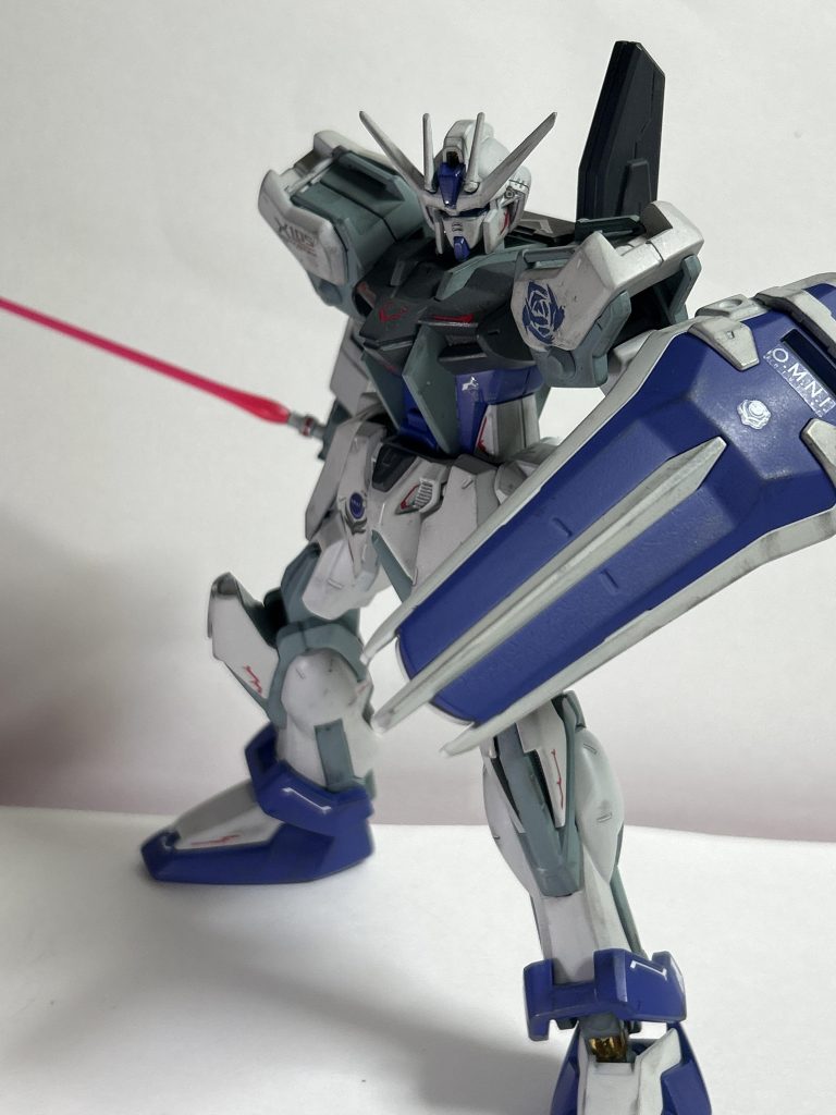 カラーリングは主装甲にはインシグニアホワイト、ブルーバイオレット、ジャーマングレー。フレームにはミディアムグレー。後はいつもの汚しとデカール。ちなみに左肩の青い薔薇のエンブレムはテトロンシールの上に手描きしたのを貼りました。直接描くと失敗した時に面倒だからね。