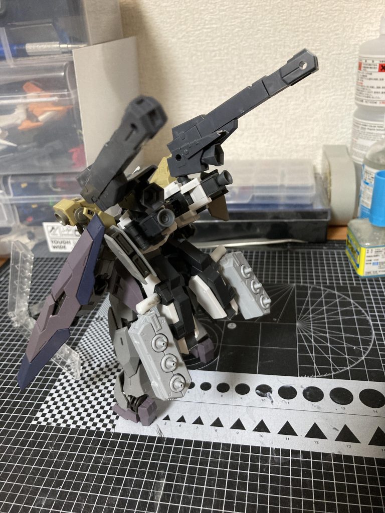 設定としては、アスティカシアに放棄（？）されたガンヴォルヴァ、そのうちの一機をオックスアースコーポレーションが秘密裏に回収した。しかし、主機となる期待がないため有人仕様にした。ただし機体をただ有人仕様にするだけでなく、バックパックと腰部にフレキシブルスラスター及び無線ビットを搭載するなど、キャリバーン以上に危険な機体に改修した。