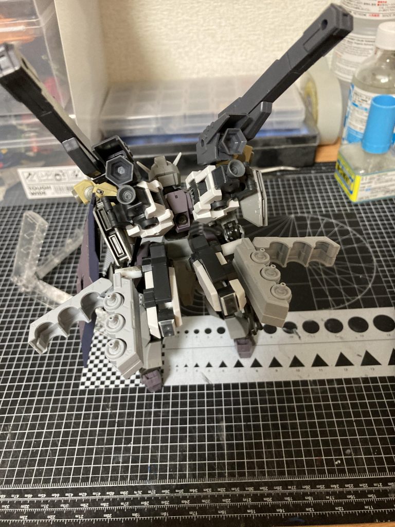 フレキシブルスラスターを展開することで、キャリバーンにも匹敵する加速性能を発揮する。また、無線ビットはパイロットの判断によって出力を調整することができる。しかし、その性能はパイロットの安全を考慮しないものであった。みたいな感じです。