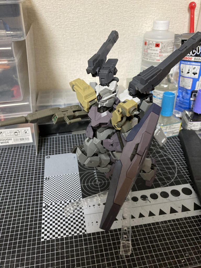 肩部をデミバーディングと交換して、ライフルをぶんどr(((借りてきました。あと、ビームサーベルのマウント位置を腰部スラスターに変更しました。