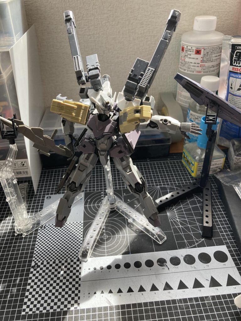 「撃ち合いではこちらが負ける！なら一気に接近戦に持ち込む！」ﾊﾞｧﾝ（ライフル、シールド投げ捨て）