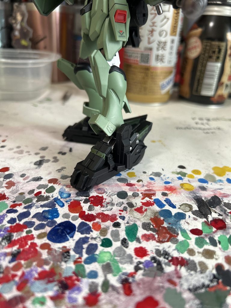 デスティニーの足を一部加工し、SDガンダムのサージェントヴェルデバスターの追加パッケージを取り付けて陸戦ぽさを足しました。