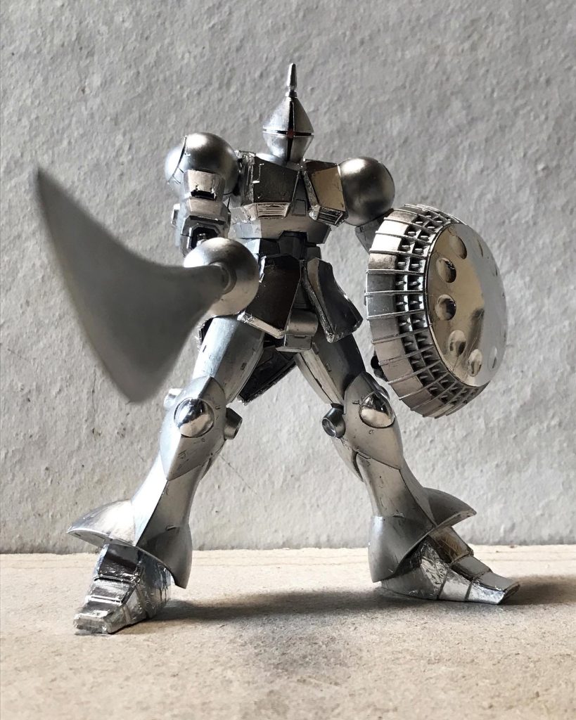 ガンダムあたりに「土下座して謝れ!」とか言ってそうな構えです笑