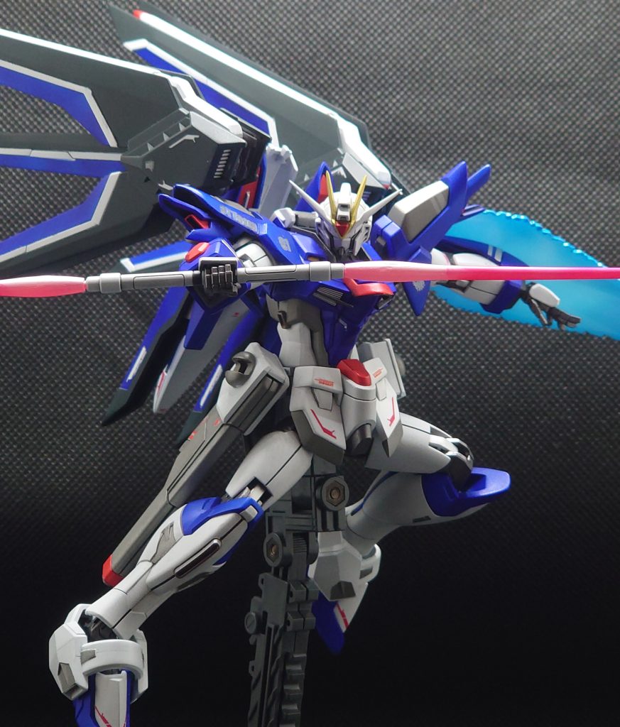 塗装時には上に通常カラーを塗るパーツは下地に銀サフを、上にメタリックカラーを塗るパーツは下地に通常カラーのサフをと分けて塗ってみました(塗料はほぼ全てガイアさんの塗料です)。あんまりメタリック感は出なかったですね…。