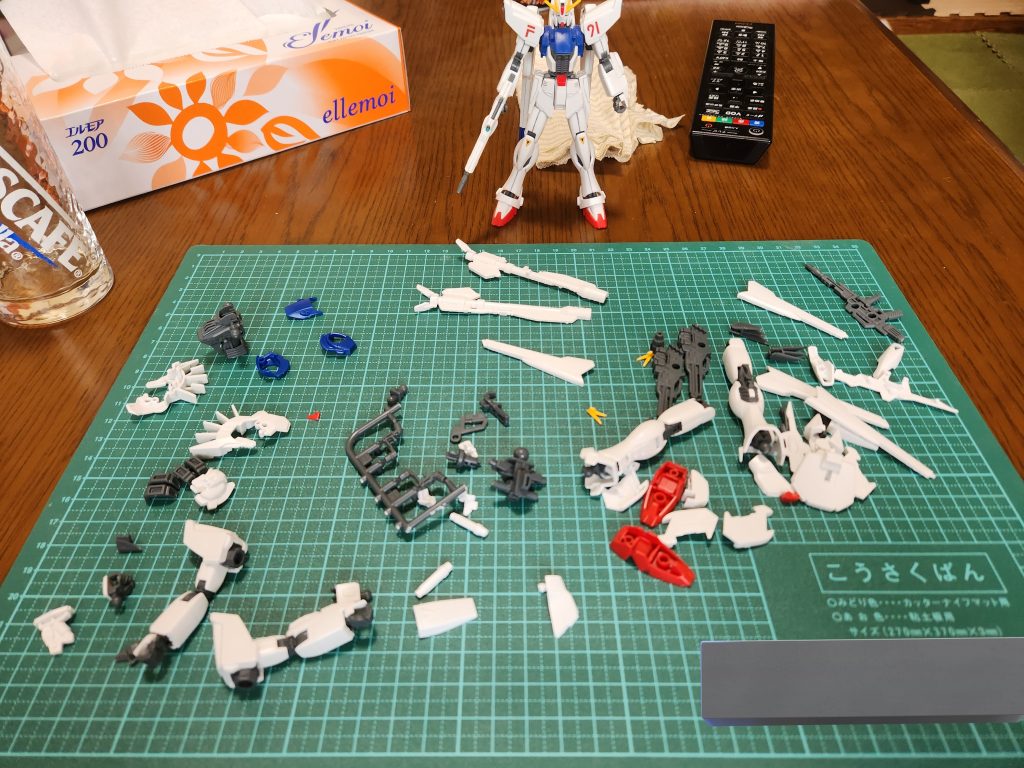 パーツ切り出し+1部仮組みの写真です。腕部と脚部は仮組み、その他パーツは分解した状態で塗装しました(塗装の途中過程の写真は撮り忘れましたが…)。写真上部にいるのは以前素組みにて作成したF91です。