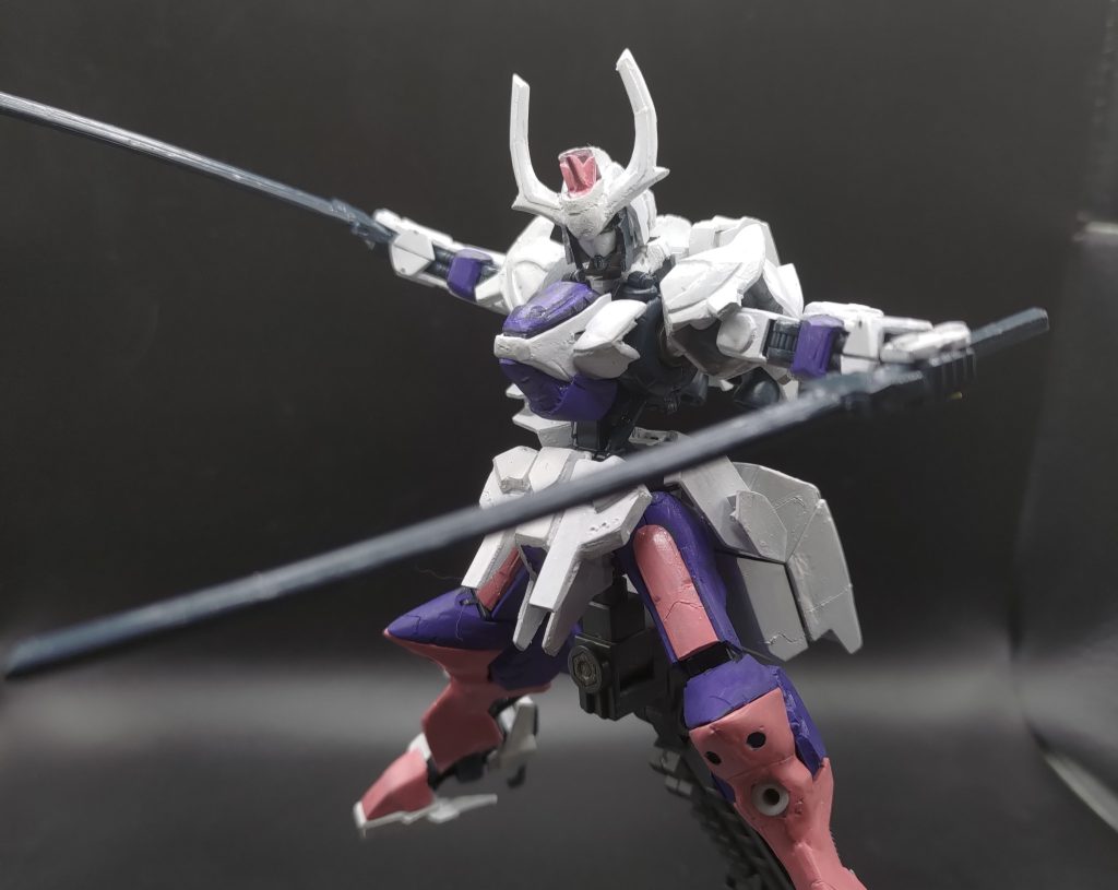 近接戦用 「カタナ・ブレード」です。持ち手部分前後に1mmの穴があり、左右サイドアーマーに保持することができます。イラストなどでは、片側2本ですが、それぞれ1本ずつ装備することもできます。
