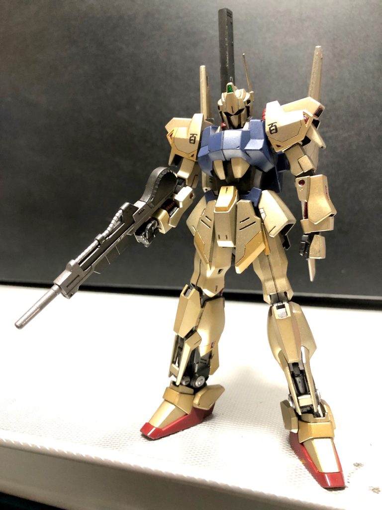 あれやこれやしていたら、時間がどんどん過ぎました。パネルラインを追加して塗り分けも前回より増やして「上達した感」を出しましたけど。百式ってそのままでもカッコいい気もするし、とても悩みました。結局、個性を求めて頑張ってやってみて結果、すごく気に入っております。ゴールドは落ち着いた物が好みなので、ゴールドとシルバーを1:1で混ぜた物にしました。濃い金部分はゴールドとシルバー4:1です。塗料は墨入れ以外、全てアクリジョンを使っております。