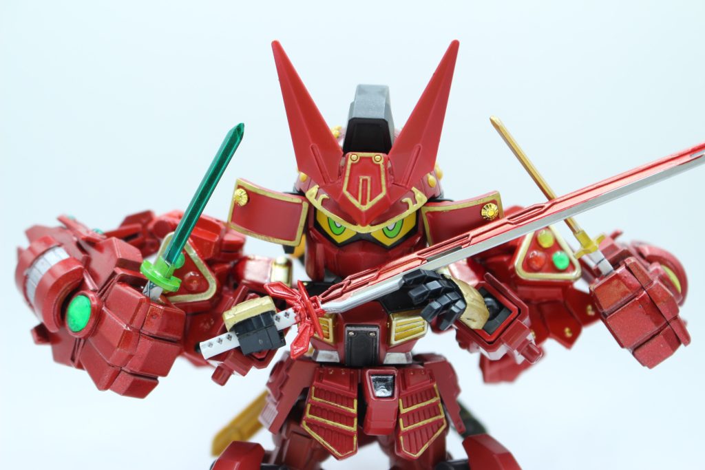 烈心頑駄無の父「赤紅(シャッコー)」は高名な刀鍛冶であり、息子が3代目武者頑駄無になった時に、人生最高傑作の三振の刀とそれに合わせた武具をしつらえた。それが「紅姫(べにひめ)」「彗風(ほうきかぜ)」「星灯(ほしあかり)」そして「烈心の鎧」である。烈心頑駄無は常人では扱えないこの三振の刀を使いこなし、その能力を限界まで引き出すことが出来たことから「歴代で最も刀を扱うことに長けた武者頑駄無」と言われるようになった。これは幼少期から父の工房で刀に接する機会があった事、天性のセンス、何より刀に愛情を注ぐ性根に刀が応えてくれるのだと推測される。事実、どんなにボロボロの刀でも、烈心頑駄無が振るうと名刀並みの切れ味になったと言われている。