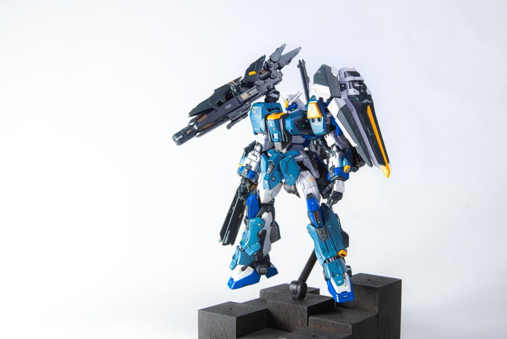 色々と盛り付けたが、ゴチャゴチャし過ぎないように…と、一応、注意しました。膝からつま先へかけてのラインが好みです。