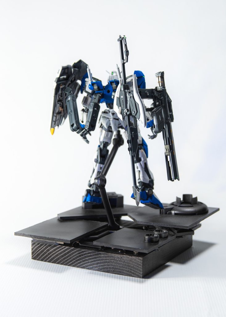 武装収納アームラック武装が多いからこそ、手ぶらになるように収納はキチンと考えてます。