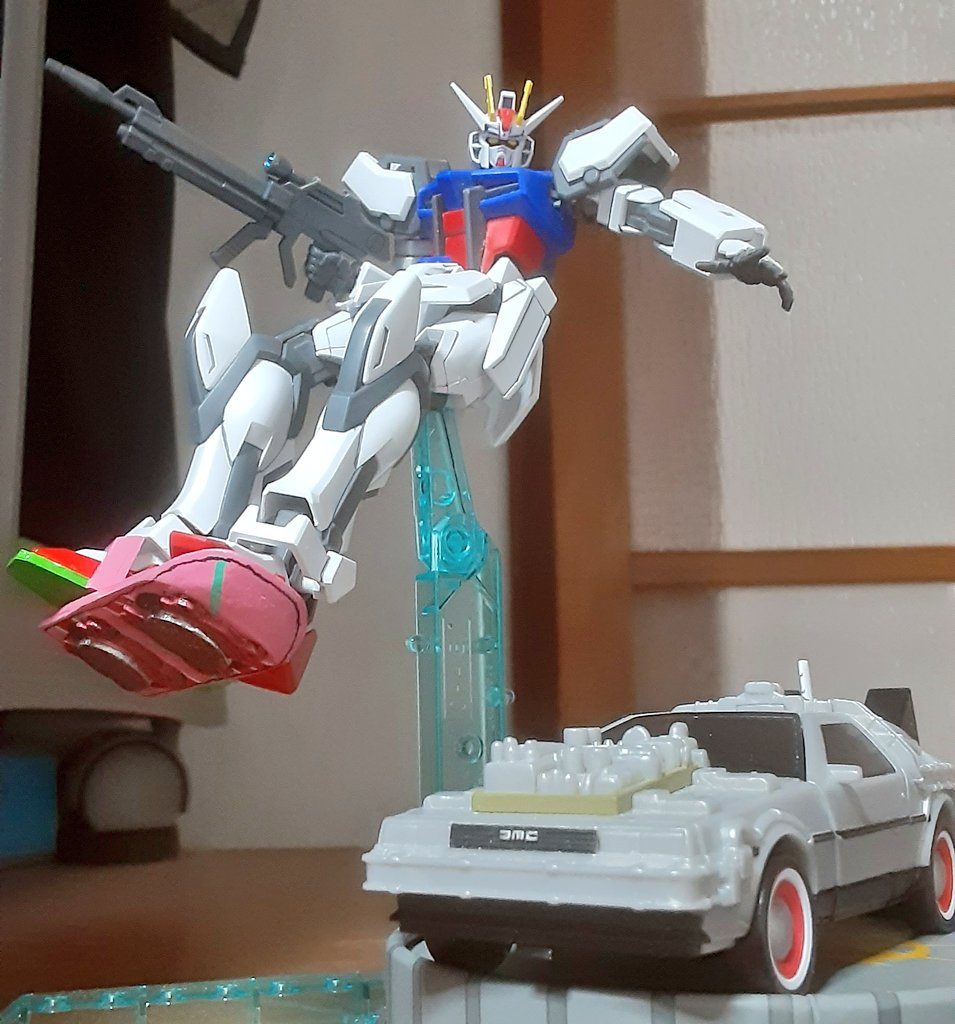 ホバーボードに乗ったストライクとタイムトラベルストライカーのドッキング前。