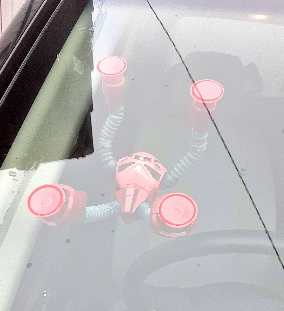 見づらいですが車のフロントガラスにも飾ることができる面白キットですw