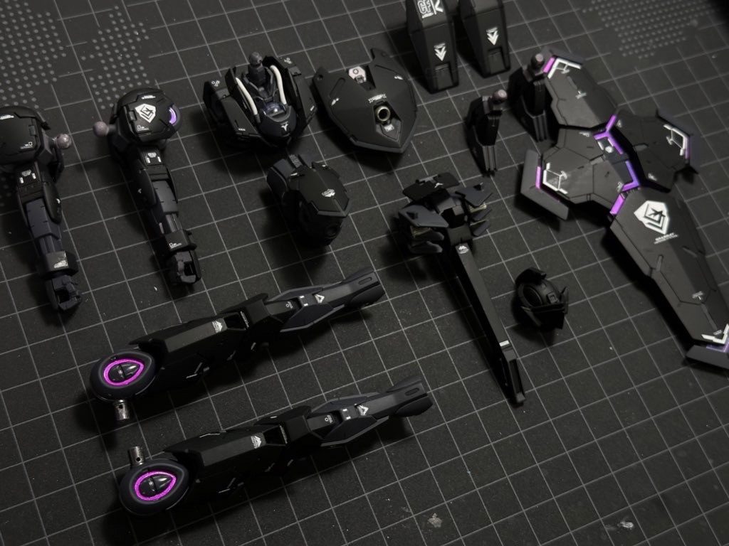 メインカラーはフィニッシャーズのカーボンブラックマットで塗装し、ガイアノーツのEx-10で艶消し仕上げをしました。