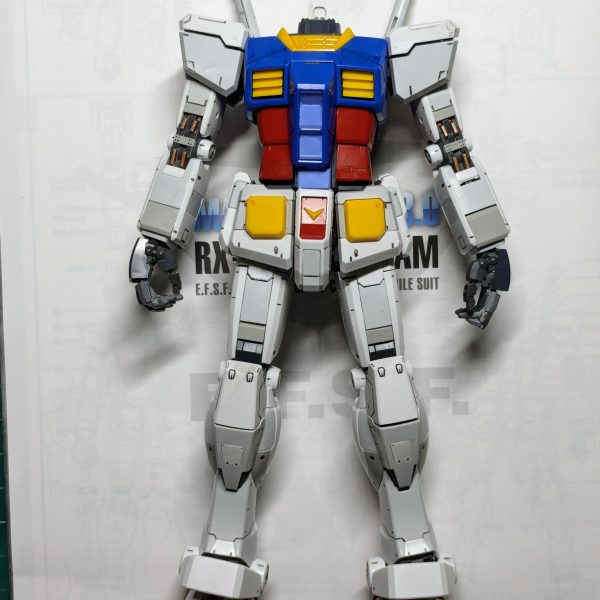 GWの約1週間の休みを使って、MGガンダムを製作していました。プラモデル趣味を始めてから初のMGキットです。頭部、ツインアイのクリアパーツを不注意で破損してしまい部品注文。頭部以外の全身はウェザリングからトップコートまでを終えて、あとは部品の到着待ちの所まで進めました。完成投稿は部品が到着次第、組み上げてアップします！（3枚目）