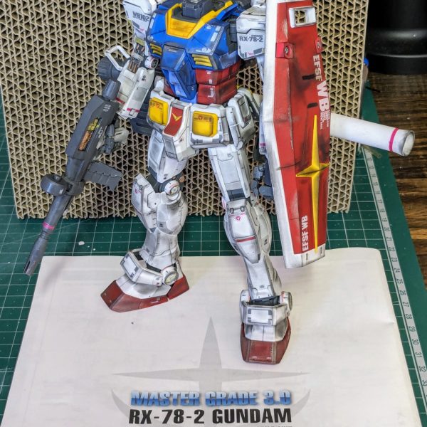 GWの約1週間の休みを使って、MGガンダムを製作していました。プラモデル趣味を始めてから初のMGキットです。頭部、ツインアイのクリアパーツを不注意で破損してしまい部品注文。頭部以外の全身はウェザリングからトップコートまでを終えて、あとは部品の到着待ちの所まで進めました。完成投稿は部品が到着次第、組み上げてアップします！（5枚目）