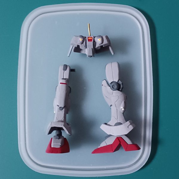 旧キットのガンダムGP01の続きです。足と腰、付属品のパーツにベースカラーをのせてみました。あと、胸と頭ですね。ビーム剣の刃の部分はグラデ塗装っぽく塗ってます。（1枚目）