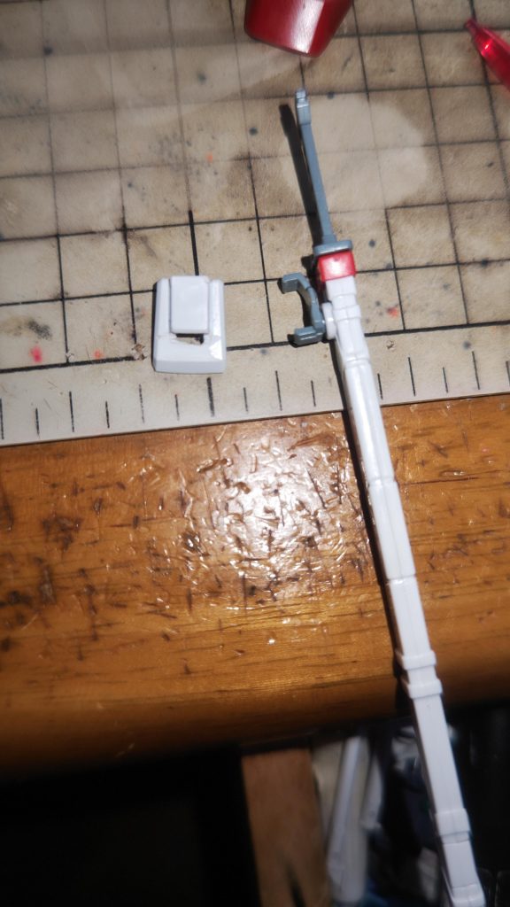 こんな感じ腰アーマーを改造して、アストレイの刀側は無加工で装着出来るようにしてます！