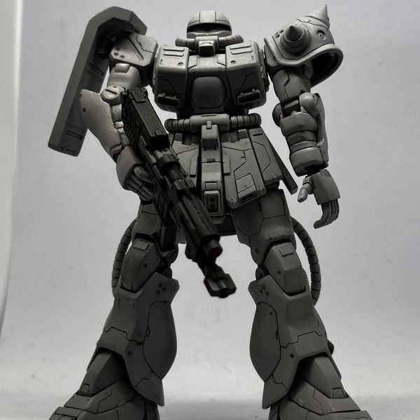 HGUC　ZAKUⅡFZ　ザク2改ザク2改を改しました。設定より細身というか、胴体はゴツくてかっこいいのに四肢が細い。いや、細すぎる。なので設定画に近づける、というよりは好みのバランスに改修します。先ずは脚太もも、膝、スネ、靴の部分を2ミリ拡大2ミリ×144なので、実際は約30センチも拡幅された計算。このくらいの方がかっこいいでしょ？下腿は中がフレームみたいになってるので比較的簡単、と思いきや、ふくらはぎにスラスターが増設されているので、ここのチリ合わせが結構面倒でした。外部下部のスラスターのシュラウドみたいな部分は丸系のモールドを削って貼り付けてます。あっ、本体含め、各部丸モールドは別パーツ感を出すために。一旦削って、後からコトブキヤの製品辺りをつけ直します。靴も2ミリ拡幅しましたが、足底は弄らず。隙間も何となくモールドっぽいくらいに治まったので、このまま。膝も半分に切って2ミリ拡幅大腿部も2ミリ拡幅ついでに上下分割やっぱりがに股＝ヒーロー立ちをさせるためには仕方ない。思い切ってカットして、ロール軸追加。膝部のジョイント隠しとのチリ合わせはちょっと苦労しました。下肢の改造はこんなもん。続いて上肢先ずは二の腕こちらも2ミリ拡幅。前腕は結構いじってまして・・・先ずは増加装甲っぽい部分をカット少し外側に持っていきます。空いた空間をパテで整形。ついでに延長内側の本体部分も延長してあります。かなり拡幅しましたが、延長された分相殺された感じです。これは肩を少し怒り肩にした際に、手が短くなるために伸ばしました。肩は本体側の可動軸を削ったりして可動を確保して怒り肩に。その際にスパイクアーマー相対的に外に開いてしまうため、取り付け部を上方に移動スパイクアーマーの内側、肩の上部を削って、正面から見て反時計回りへの回転角度を増やしてスパイクの先端がちゃんとナナメ上方の好みの角度へ向かうようにしました。弄りまくって仮組みしまくってたので、本体の合わせ目を消した後に腕をはめる軸が折れるという悲惨な事態に。これなら最初から腕の軸は作り直せば良かった。ゲルググもそうですが、このタイプの作りはちょっと怖いですね。結局市販のボールジョイントを無理矢理仕込んでリカバリー模型を作る点で大事なこと。リトルグレイのマスターとも話していたのですが、リカバリーって実は技術的向上と、想像力も鍛えられると。だって何とかしないと終わりですから、そりゃ真剣に対策考えます。部品注文は高いし、なにせ欠品も多い。そこに期待をかけるなら、作った方が早い場合も多いし。今回も今までの経験が役に立ってます。その他はモールドをプラ板で作り直したり、スジボリを追加してディテールアップをしてます。スジボリはタガネも使ってますが、アートナイフで彫ってる箇所もあります。多少曲がってても気にならない性分なのでｗ （1枚目）