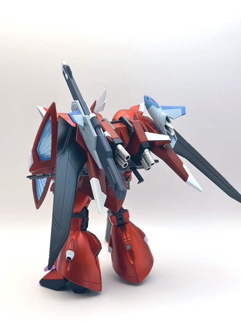 背中の武器と白いパーツ、ピンクのパーツは成型色仕上げ。クリアサフ吹いてからトップコートしてあります。