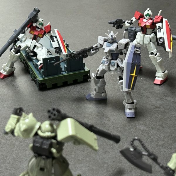 1/200のガンダムトレーラー完成しました！！どうしてもガンダムトレーラーが欲しかったので感無量です！！えっ？どうやって作ったかって？……そのまま1/144のガンダムトレーラーを使ったとは言えない（笑）いや、だって、サイズの違和感が全くなく。むしろ、1/200ではないのかと言うほどしっくり（笑）ほら、足のサイズとかぴったりだし。そもそもガンダム本体とほぼ同サイズのトレーラーの方がおかしい気がする。あれだけ重い機体を同サイズのトラックで運べないでしょ。現実のトラックも運ぶものよりトラックのが大きいのだから。そんなこんなで、1/200ガンダムトレーラー完成しそうです。あとで、少しいじったら、別の写真アップします