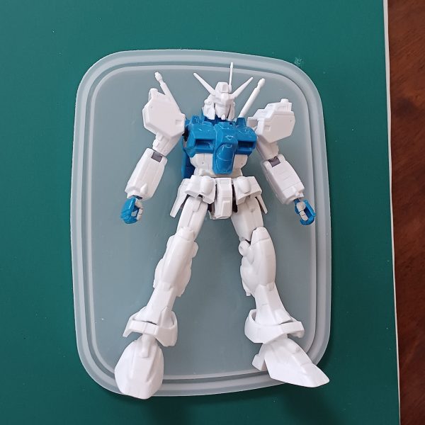 旧キットのガンダムGP01の続きです。画像1枚目→足とすねパーツにモールドの彫り直しと軽くスジボリしてみました。あと、すねパーツの噴射口みたいなところには2mmのプラ棒を接着してみました。これで全部のパーツに手を入れられたので次は下地塗装に入ります。画像2枚目→結局プラモデルの形的にはこんな感じに。画像3,4枚目→色塗り前にポーズとってみました。銃をボリュームアップしたのがいい感じでよかったです。（2枚目）