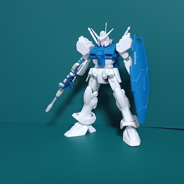 旧キットのガンダムGP01の続きです。画像1枚目→足とすねパーツにモールドの彫り直しと軽くスジボリしてみました。あと、すねパーツの噴射口みたいなところには2mmのプラ棒を接着してみました。これで全部のパーツに手を入れられたので次は下地塗装に入ります。画像2枚目→結局プラモデルの形的にはこんな感じに。画像3,4枚目→色塗り前にポーズとってみました。銃をボリュームアップしたのがいい感じでよかったです。（3枚目）