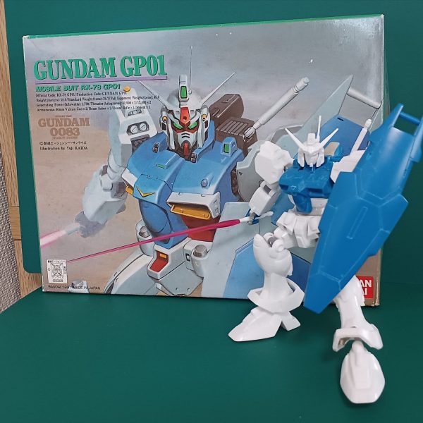 旧キットのガンダムGP01の続きです。画像1枚目→足とすねパーツにモールドの彫り直しと軽くスジボリしてみました。あと、すねパーツの噴射口みたいなところには2mmのプラ棒を接着してみました。これで全部のパーツに手を入れられたので次は下地塗装に入ります。画像2枚目→結局プラモデルの形的にはこんな感じに。画像3,4枚目→色塗り前にポーズとってみました。銃をボリュームアップしたのがいい感じでよかったです。（4枚目）