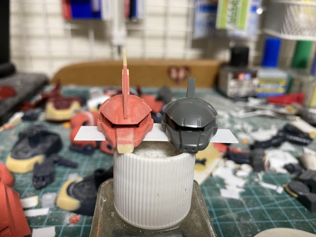 特に力を入れたのが頭部。gm_sanさんの投稿を参考にヤスリがけで小顔にし、MGに近づけようと頑張りました。