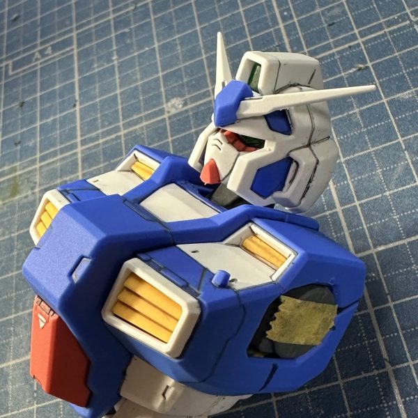 RE/100 ガンダム試作４号機ガーベラ ＲＸ-７８ＧＰ０４Ｇです。とりあえず、頭部と胸部(後頭部アンテナは後で)。部分塗装(カメラアイ・メインカメラ・後頭部カメラ)、スミ入れ、マーキングシール、ツヤ消しトップコート。パーツ構成が1/100のＨＧＵＣな感じなので、組み立てはそれなりにラクチン。（1枚目）