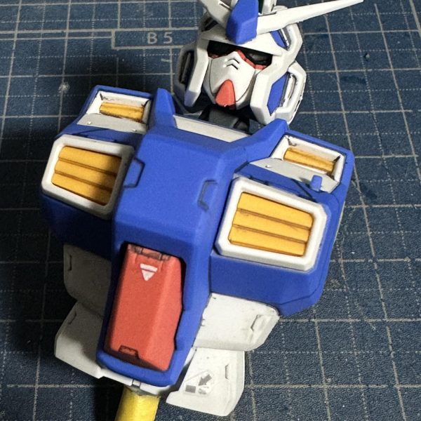 RE/100 ガンダム試作４号機ガーベラ ＲＸ-７８ＧＰ０４Ｇです。とりあえず、頭部と胸部(後頭部アンテナは後で)。部分塗装(カメラアイ・メインカメラ・後頭部カメラ)、スミ入れ、マーキングシール、ツヤ消しトップコート。パーツ構成が1/100のＨＧＵＣな感じなので、組み立てはそれなりにラクチン。（4枚目）