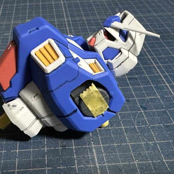 RE/100 ガンダム試作４号機ガーベラ ＲＸ-７８ＧＰ０４Ｇです。とりあえず、頭部と胸部(後頭部アンテナは後で)。部分塗装(カメラアイ・メインカメラ・後頭部カメラ)、スミ入れ、マーキングシール、ツヤ消しトップコート。パーツ構成が1/100のＨＧＵＣな感じなので、組み立てはそれなりにラクチン。（5枚目）