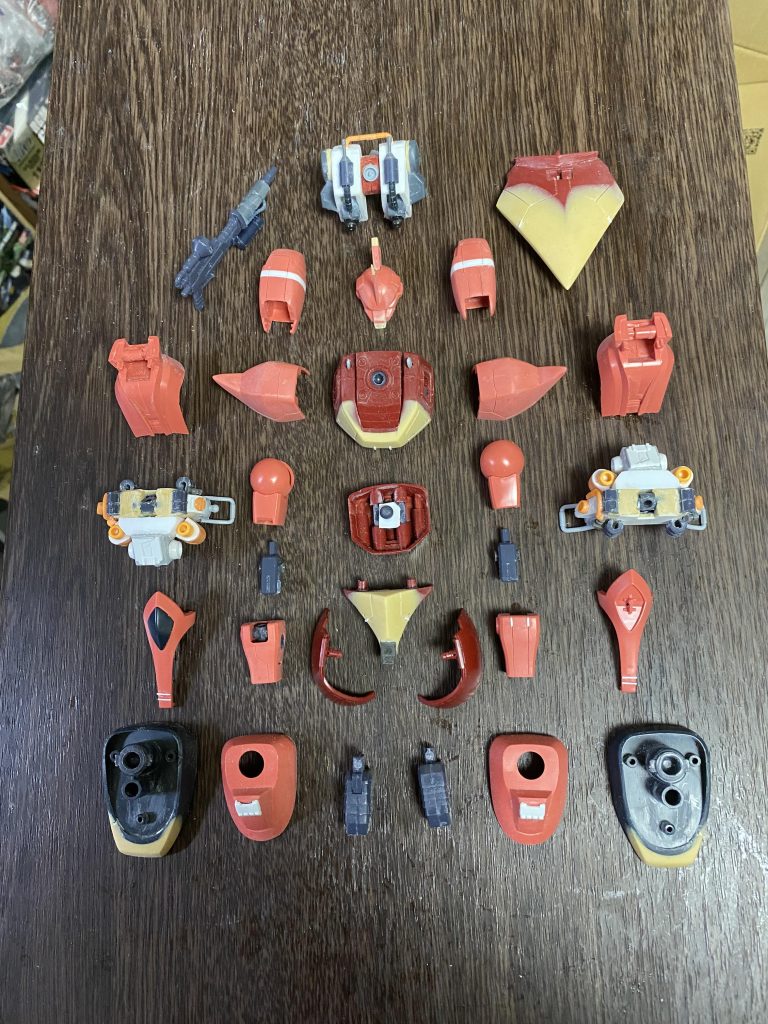 手を加えた部分。ふくらはぎやバックパックはパテやプラ板で自作し、それ以外はパテや筋彫り、ジャンクパーツを貼っただけです。また、塗装用に後ハメ加工を行っております。