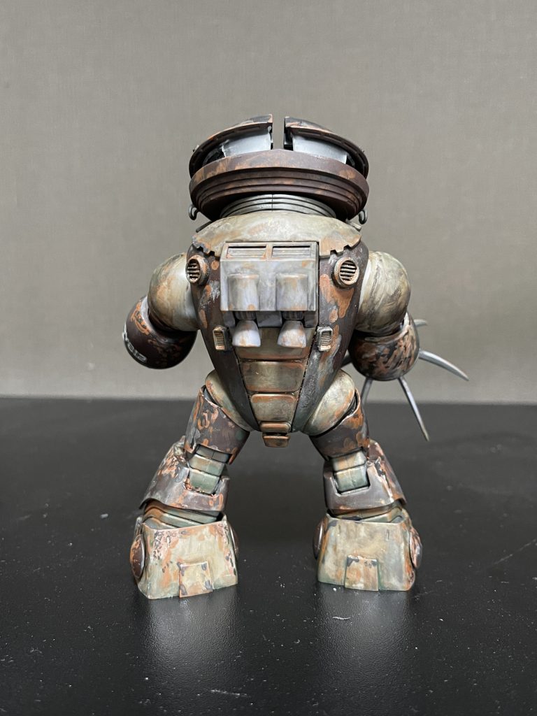 アッガイらしい色になるように色を調整して塗装しました。こげ茶部分は黒→メタリックレッドに少しメタリックバイオレットを添加→クリアブラウンにクリアオレンジをいい感じに入れてクリアグリーンで深さを調整黄土色部分は白→銀→クリアブラックにクリアホワイトを足してクリアオレンジを数滴入れながら調整銀部分は黒→銀→クリアホワイトに数滴のクリアバイオレットで調整といった感じです。