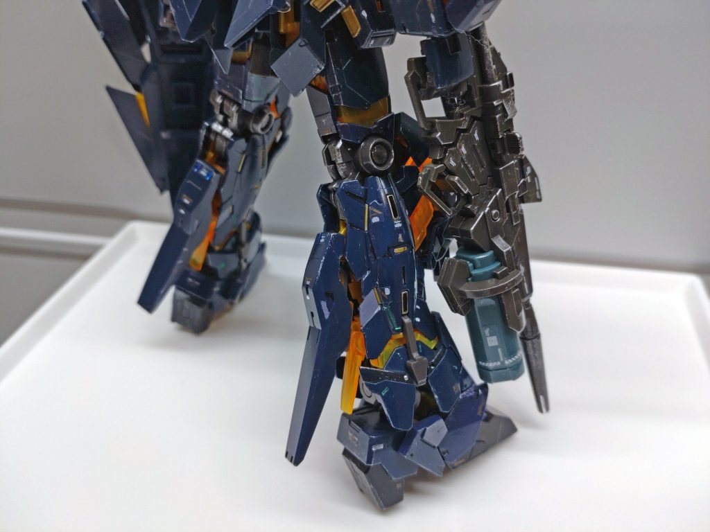 質感がプラっぽいのが嫌で見様見真似でウェザリングをしてみると、良い感じに出来ましたごちゃごちゃした足がお気に入りです